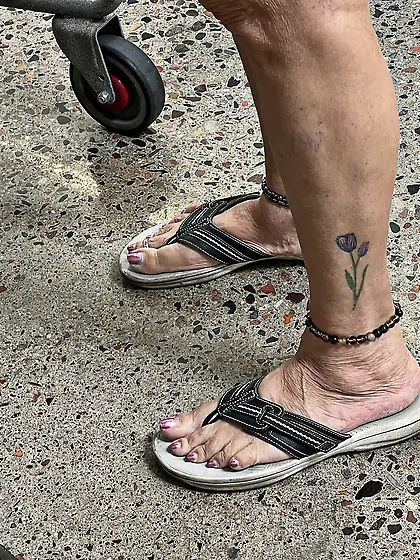Gilf feet at supermarket
