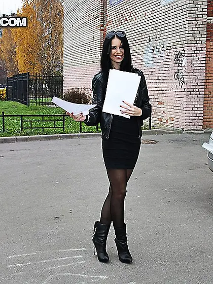 Doesn't she look so kinky and so ready to orgasm in public