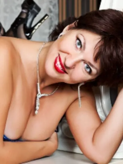 Brunette amelita perform anal