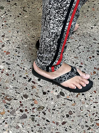 Gilf feet at supermarket