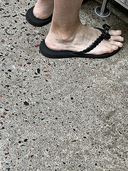 Gilf feet at supermarket