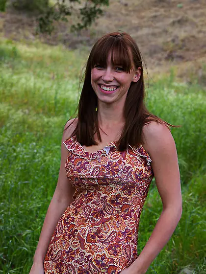 Amateur hottie with big tits wants to tan all over and strips na