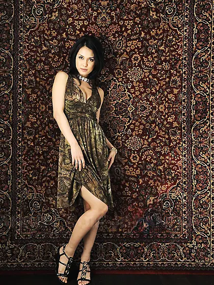 Sexy doll Maria Ozawa poses in hot dress and shows the luxurious