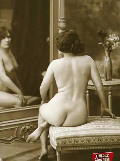 Vintage girls standing naked