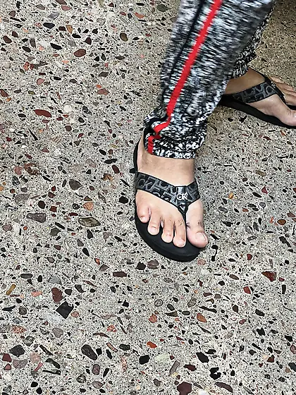 Gilf feet at supermarket