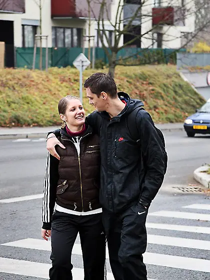 Horny dude invited teen girlfriend to fuck and splashed her shav