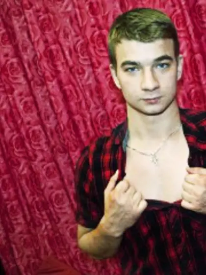 Brunette edward perform close
