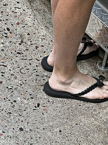 Gilf feet at supermarket