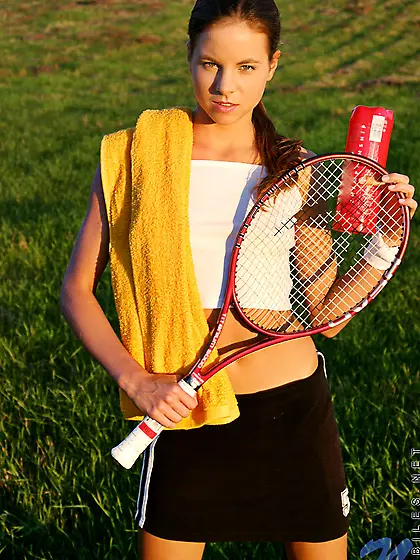 Belinda Nubiles takes her clothes off outdoors and shows us her