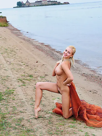 Panicky blonde Berry A seduces with her hot nude body wrapped in