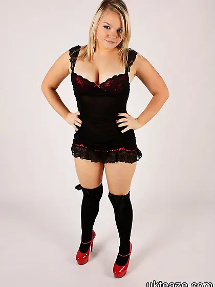 Steaming hot babe displays