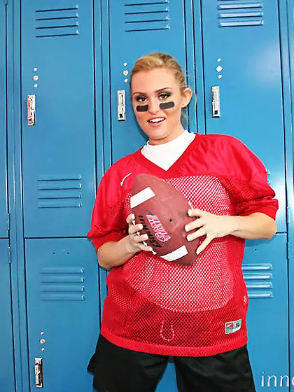 Football loving bitch knees