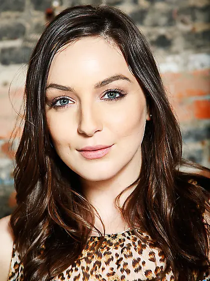 Experienced lady plays pussy