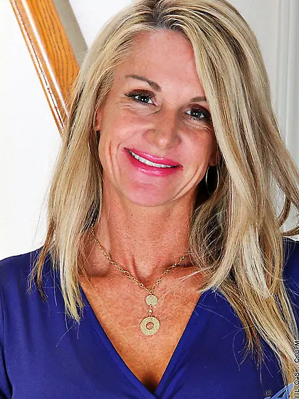 Seductress takes her purple dress off and proves the power of he