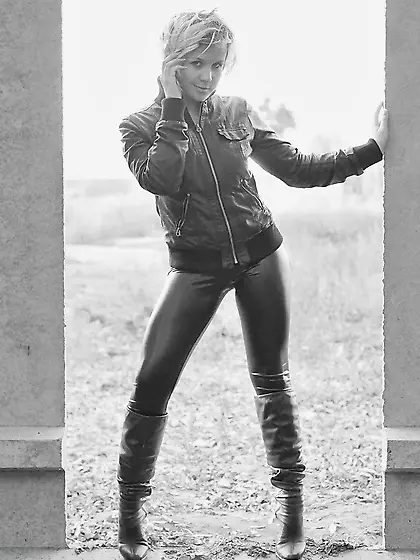 Irina in Leder