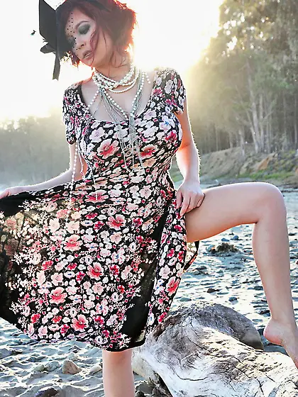 Pinup mammita finds beach