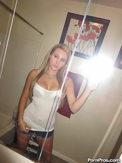 Gorgeous models shows her beautiful body and gets busy with her