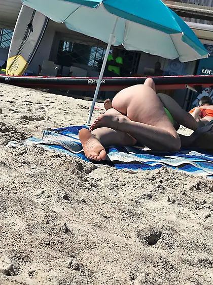 Candid voyeur creepshots from a beach