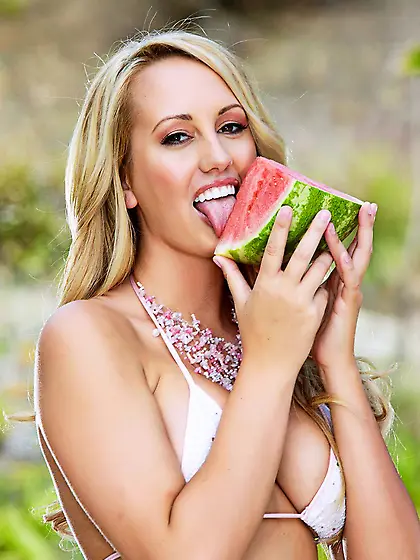 Big racked heartbreaker Brett Rossi takes off her bikini and ope