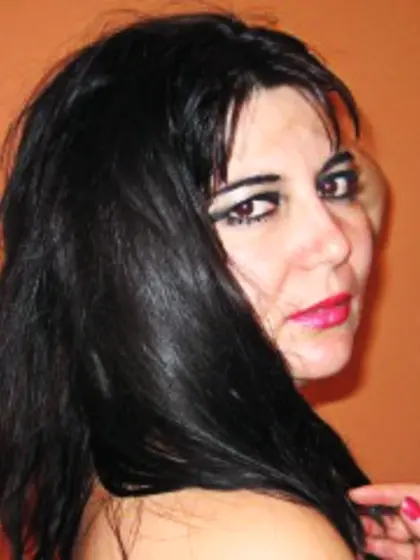 Brunette simone perform cameltoe