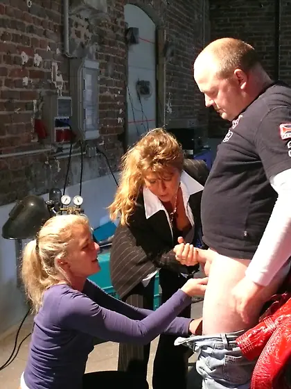 Blonde cougar takes red