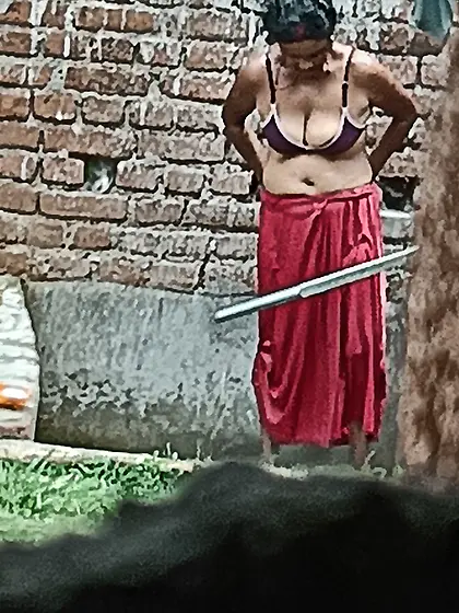 Desi outdoor naked aunty