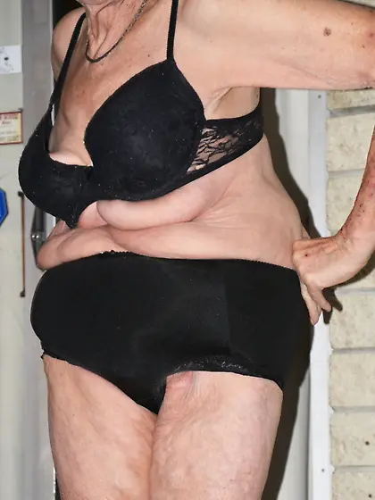 GRANNY MATURE SLUT MILFS