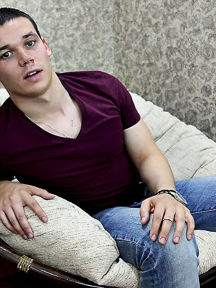 White man urmrwild dancing