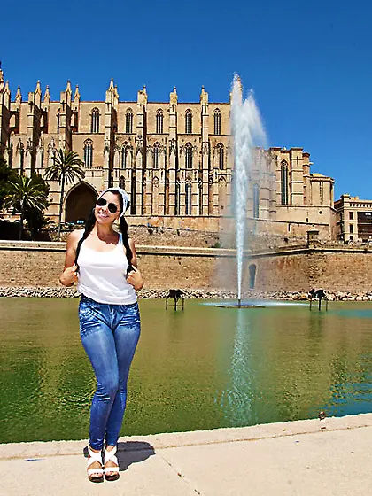 Cute babe poses nude