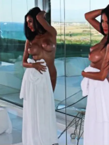 Brunette catalina perform cameltoe