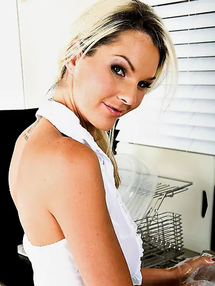 Heidi Brooks gets nude and washes her shaved pussy before taking