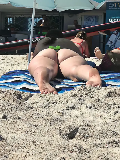 Candid voyeur creepshots from a beach