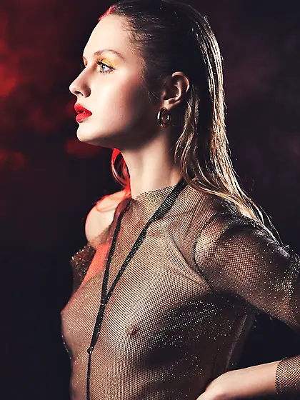 Hot small-titty babe seduces