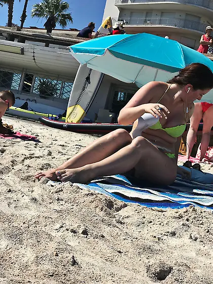 Candid voyeur creepshots from a beach