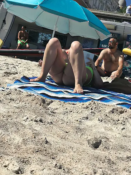 Candid voyeur creepshots from a beach