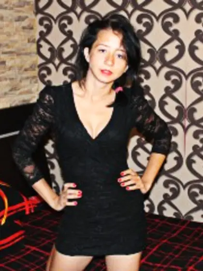 Brunette hotmaddyx perform dancing