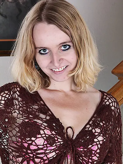 Blonde hippie mom fingers