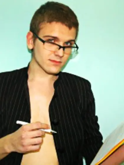 Brunette maxx perform close