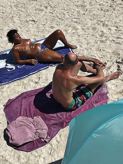 Candid voyeur creepshots from a beach