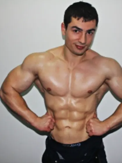 Brunette musclelover perform close