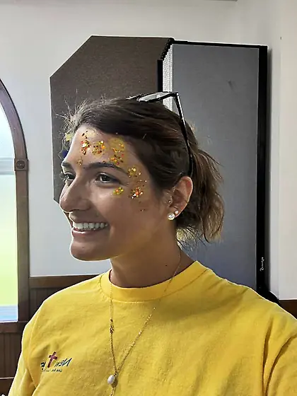 Grace sexy non-nude chick beautiful feet/face/legs