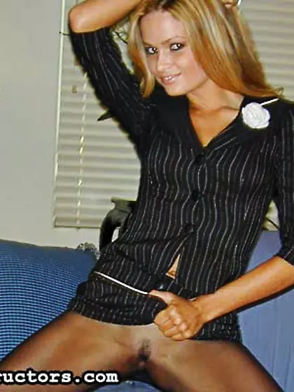 Lady trimmed cunt spreads