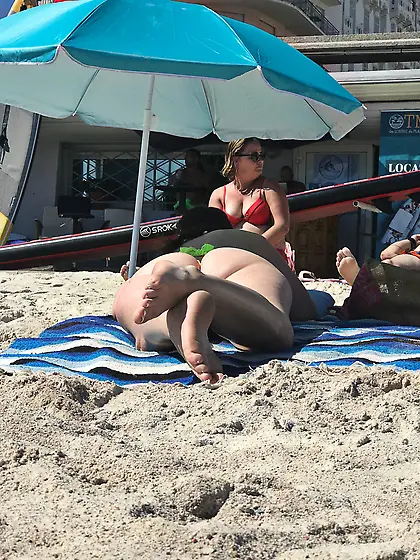 Candid voyeur creepshots from a beach