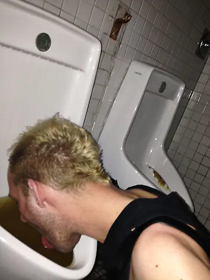 dirty, bulge, urinal, toilet, toilets, stinking, smelly,