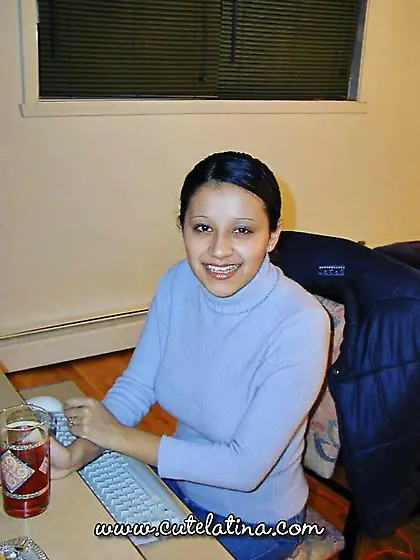 Stimulating gal shows navel