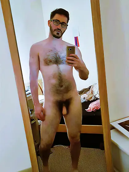 dave L takes naked selfie