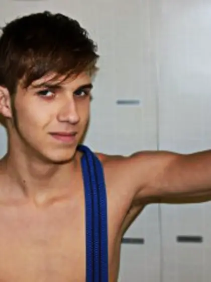 Brunette louie perform close