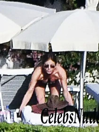 Topless Photos of Jennifer Aniston