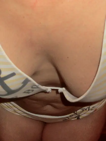 Enma en bikini striptease