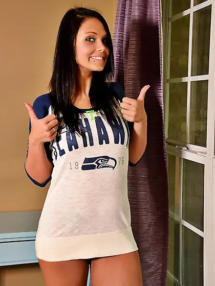 Hiding the tits with one hand this lewd doll Bailey Knox rubs pu